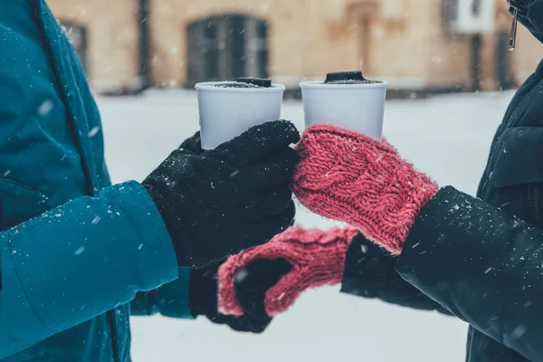 Vista Parcial Pareja Con Bebidas Calientes Cogidas Mano Calle Invierno —  Fotos de Stock