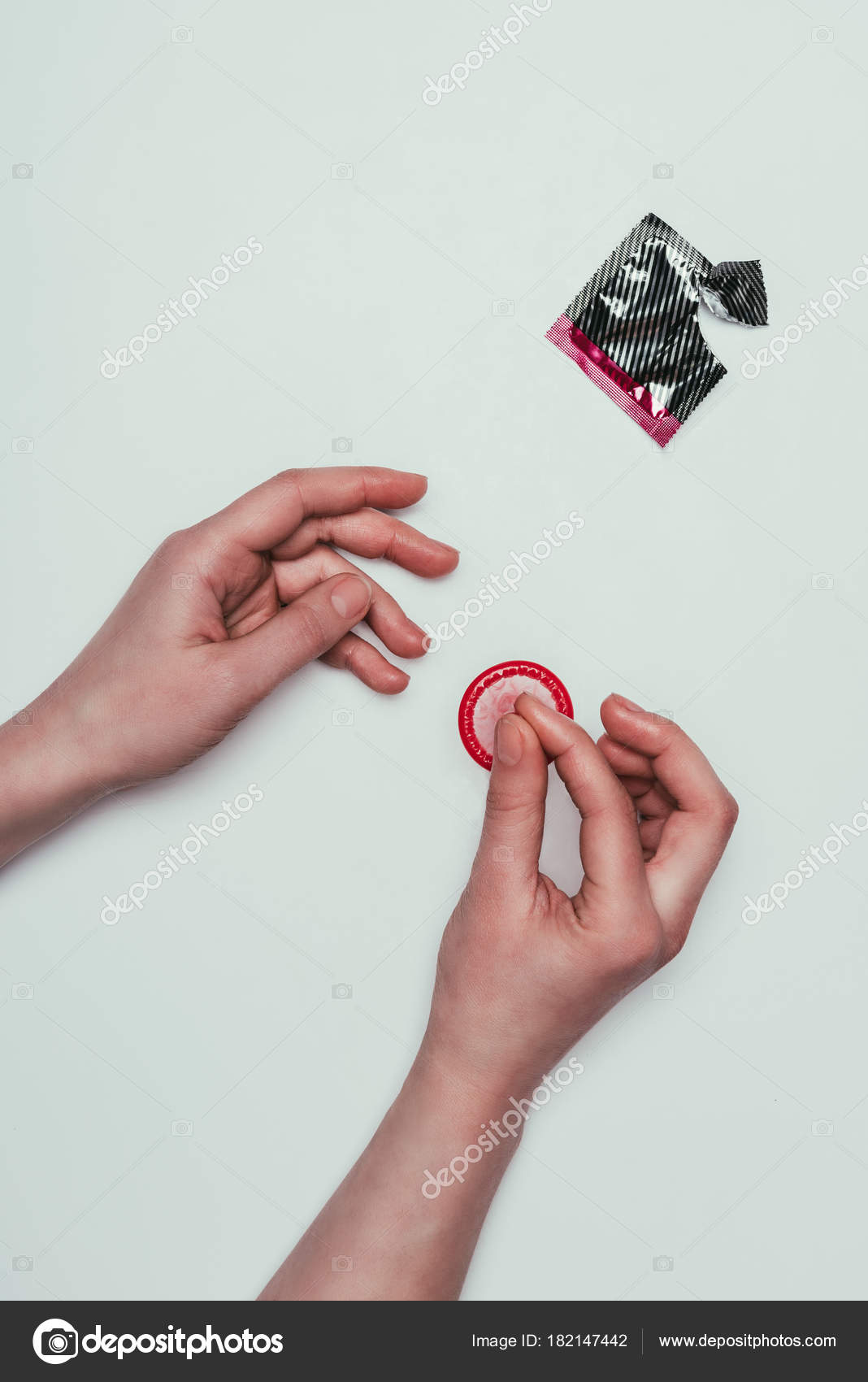 保持している女性の部分的なビューはグレーに分離の手でコンドームを開く 無料のストック写真 C Katenovikova 保持している女性の部分的なビューはグレーに分離の手でコンドームを開く 無料のストック写真 C Katenovikova