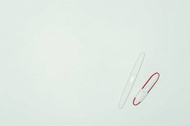 iki gebelik testleri gri izole Üstten Görünüm