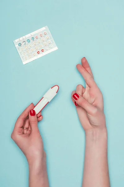 Tiro Recortado Mãos Femininas Contraceptivo Teste Gravidez Isolado Azul — Fotografia de Stock