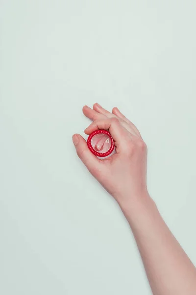 Teilansicht Der Frau Mit Geöffnetem Kondom Der Hand Isoliert Auf — Stockfoto