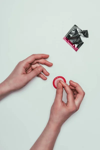 Częściowy Widok Kobieta Posiadający Otwarte Prezerwatywy Ręce Szarym Tle — Darmowe zdjęcie stockowe