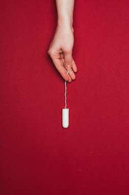 kırpılan görüntüsünü tutan kadın el üzerinde izole kırmızı tampon 