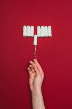 kırpılan görüntüsünü tutan kadın el üzerinde izole kırmızı tampon