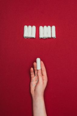 kırpılan görüntüsünü tutan kadın el üzerinde izole kırmızı tampon