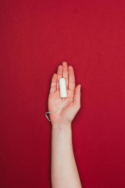 Tiro Cortado Mulher Segurando Tampão Mão Isolado Vermelho — Fotografia de Stock