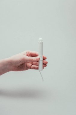 kırpılan görüntüsünü tutan kadın el izole üzerinde gri tampon