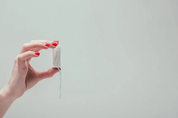 Tiro Recortado Mulher Segurando Tampão Mão Isolado Cinza — Fotografia de Stock