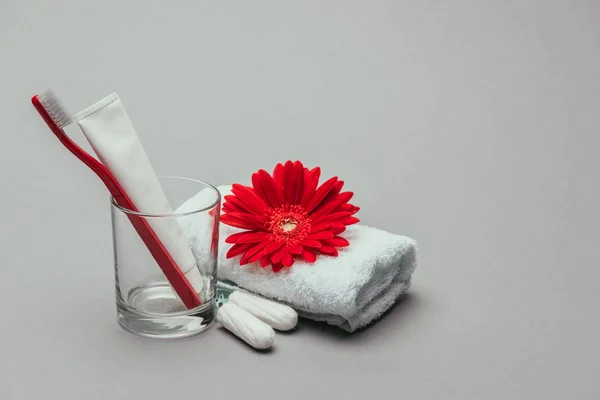 Zblízka Pohled Hygienické Potřeby Květiny Ručník Izolované Grey — Stock fotografie