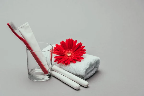 Nahaufnahme Von Hygieneartikeln Blume Und Handtuch Isoliert Auf Grau — Stockfoto