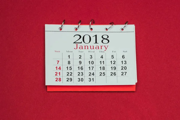 Widok Kalendarza 2018 Czerwonym Tle Bliska — Zdjęcie stockowe