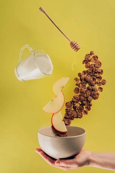 Tiro Recortado Mujer Sosteniendo Tazón Con Levitación Desayuno — Foto de Stock