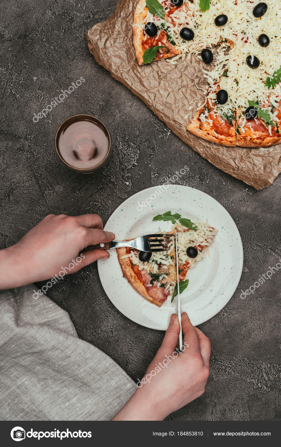 Bir Dilim Pizza Koyu Arka Plan Üzerinde Kesme Kadın Görmek Stok