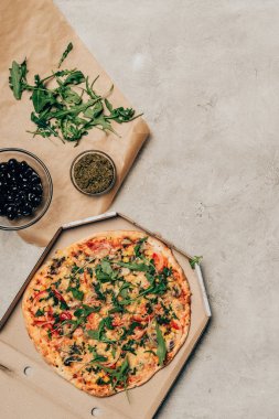 Pizza ışık arka plan üzerine Topingler ile karton kutu içinde