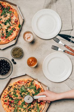 Açık renkli kadın kesme pizza yakın çekim görünümü
