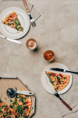 Pizza dilimleri plakaları ve açık renkli içecek gözlük ile akşam yemeği şablonu