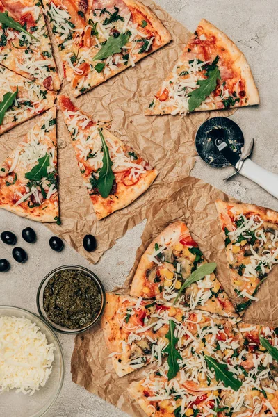 Fette Pizza Italiana Ingredienti Cottura Fondo Chiaro — Foto Stock