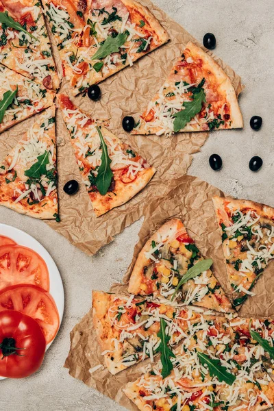 Rodajas Pizza Caliente Tomates Sobre Fondo Claro —  Fotos de Stock