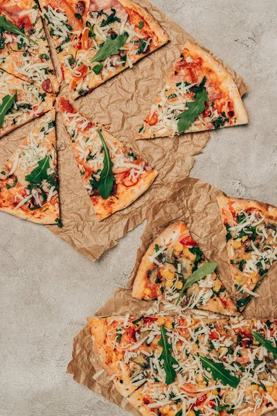 Fatias Pizza Com Arugula Fundo Claro — Fotografia de Stock