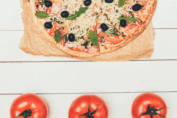 Νόστιμη Ιταλική Πίτσα Και Κόκκινες Ντομάτες Άσπρο Φόντο Ξύλινη — Φωτογραφία Αρχείου