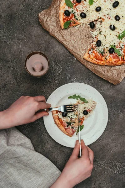 Bir Dilim Pizza Koyu Arka Plan Üzerinde Kesme Kadın Görmek — Stok fotoğraf