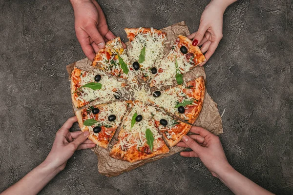 Vista Perto Das Pessoas Mãos Tomando Fatias Pizza Fundo Escuro — Fotografia de Stock