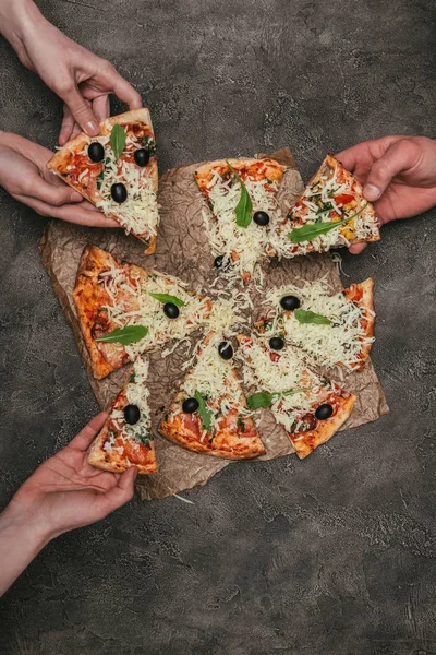 Vista Cerca Personas Comiendo Pizza Sobre Fondo Oscuro —  Fotos de Stock