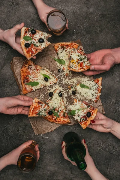Visão Perto Amigos Comendo Pizza Fundo Escuro — Fotografia de Stock