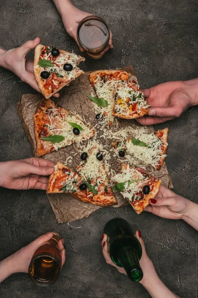 Vista Vicino Degli Amici Che Mangiano Pizza Sfondo Scuro — Foto Stock