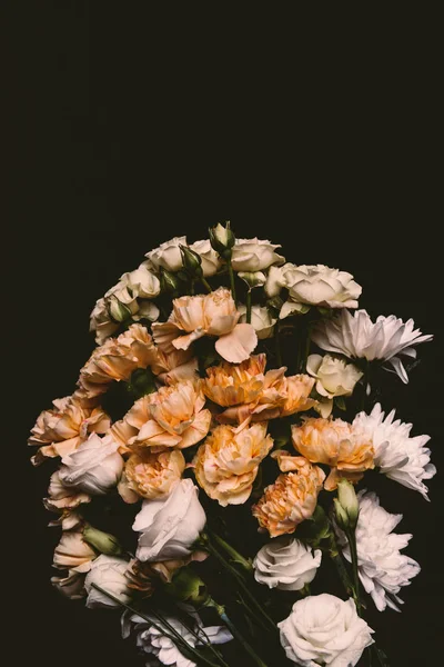 Detailní Pohled Krásných Nabídek Růžový Květ Kytice Izolované Černém Pozadí — Stock fotografie