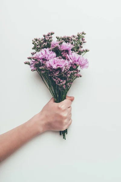 Przycięte Strzał Osoba Posiadająca Piękny Elegancki Bukiet Kwiatów Przetargu Szarym — Zdjęcie stockowe