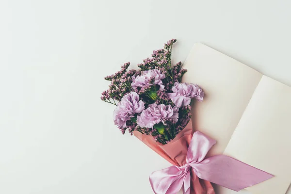 Lindo Buquê Elegante Flores Roxas Concurso Cartão Saudação Branco Isolado — Fotografia de Stock