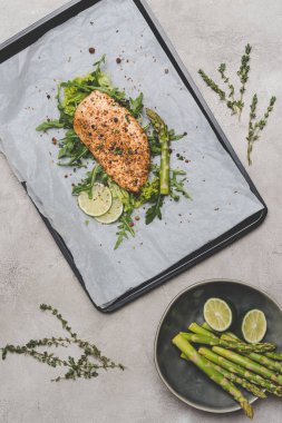 roka, limon ve kuşkonmaz ile sağlıklı pişmiş et üstten görünüm Grey