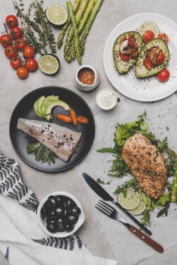 Balık, et ve avokado ile sağlıklı yemekler üstten görünüm Grey