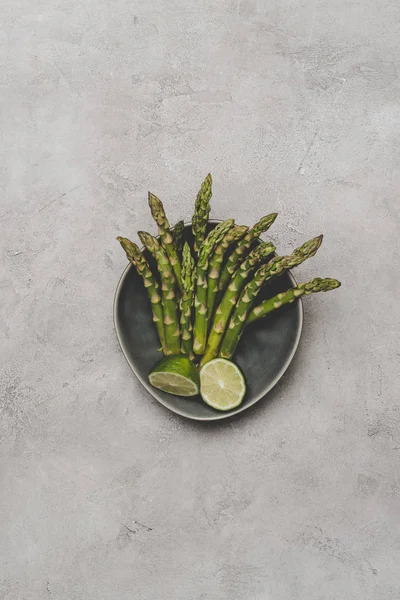 Top View Fresh Healthy Asparagus Sliced Lime Plate Grey — Stock Photo, Image