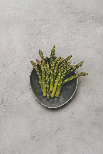 Top View Fresh Healthy Asparagus Plate Grey — Stock Photo, Image