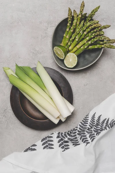 Top View Fresh Healthy Leeks Asparagus Lime Plates — Free Stock Photo