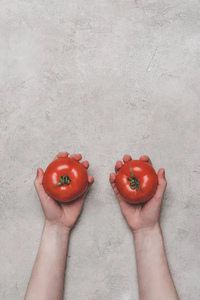Plan Recadré Personne Tenant Des Tomates Fraîches Mûres Sur Gris — Photo