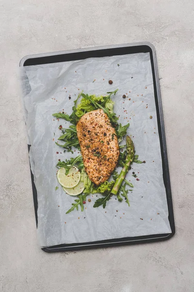 Vue Dessus Viande Saine Avec Roquette Lime Asperges Sur Papier — Photo