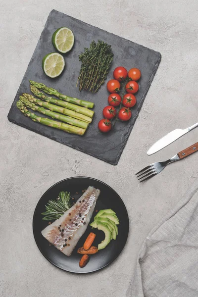 Draufsicht Auf Gourmetfisch Mit Frischem Gesundem Gemüse Auf Grau — kostenloses Stockfoto