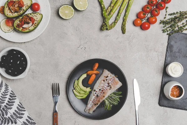 Вид Рыбного Филе Морковкой Тарелке Свежими Здоровыми Овощами Фруктами Сером — стоковое фото