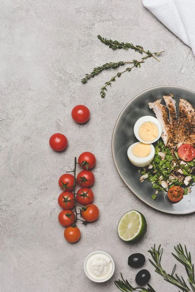 Vista Superior Carne Cortada Rodajas Con Huevo Pollo Verduras Saludables — Foto de Stock