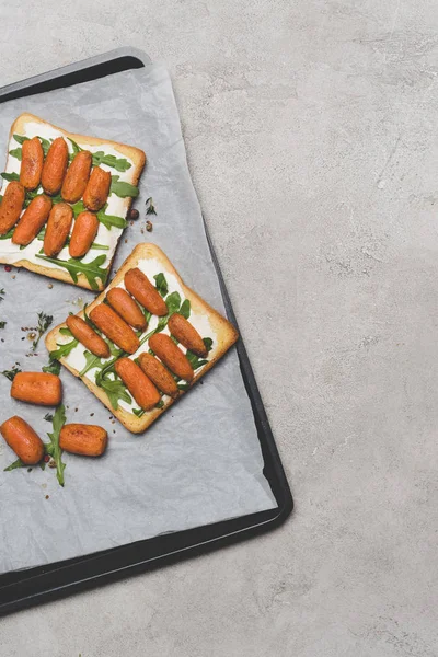 Sándwiches Saludables Con Zanahorias Bebé Asado Rúcula Sobre Papel Hornear —  Fotos de Stock