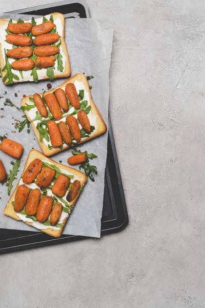 Vista Superior Sándwiches Saludables Con Zanahorias Bebé Asado Rúcula Sobre — Foto de stock gratuita