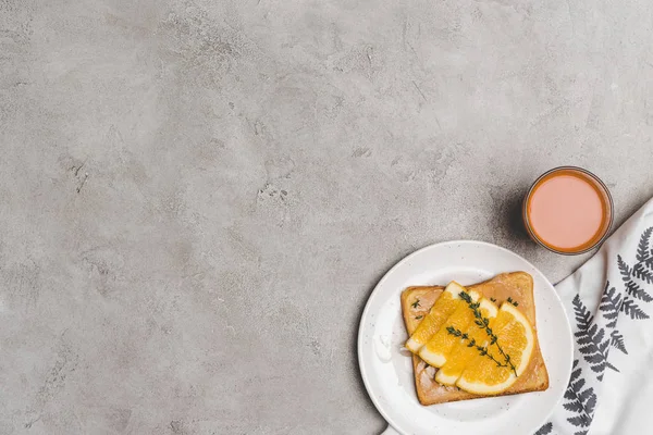 Felülnézet Ízletes Egészséges Toast Méz Narancs Szeletek Pohár Gyümölcslé Szürke — ingyenes stock fotók