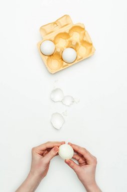 kırpılmış görüntü pişmiş yumurta beyaz izole kadın soyma