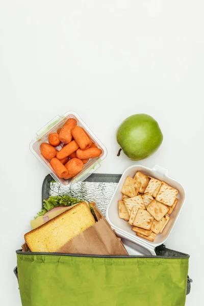 Vista Superior Sanduíche Cenouras Com Maçã Saco Almoço Isolado Branco — Fotografia de Stock
