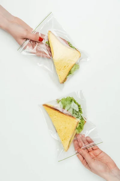 Imagem Cortada Mulheres Segurando Sanduíches Sacos Ziplock Isolados Branco — Fotografia de Stock