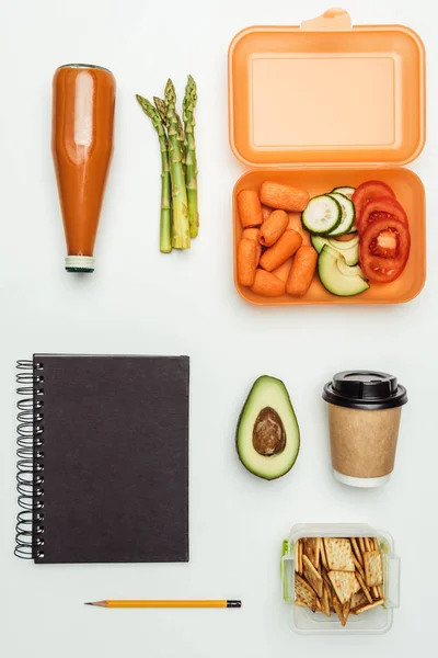 Acostado Plano Con Verduras Bebidas Aisladas Blanco — Foto de Stock