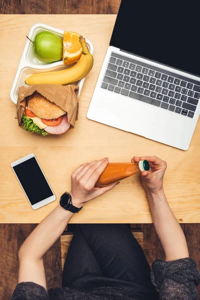 Cropped Image Woman Opening Bottle Juice Table Food Gadgets — Free Stock Photo